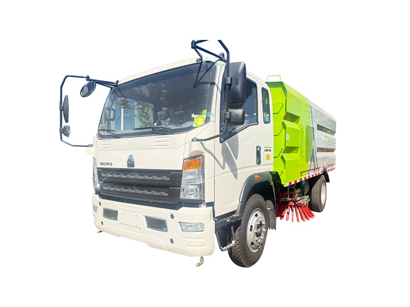 3800 wheelbase Yuchai 140HP road sweeper