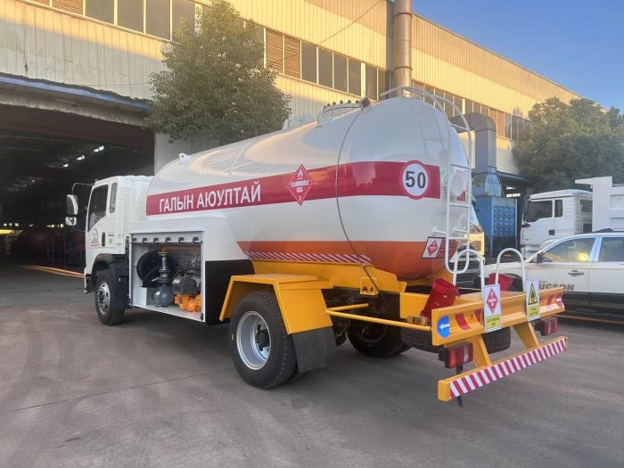 Heavy-Duty CNHTC LPG Truck - Image 8