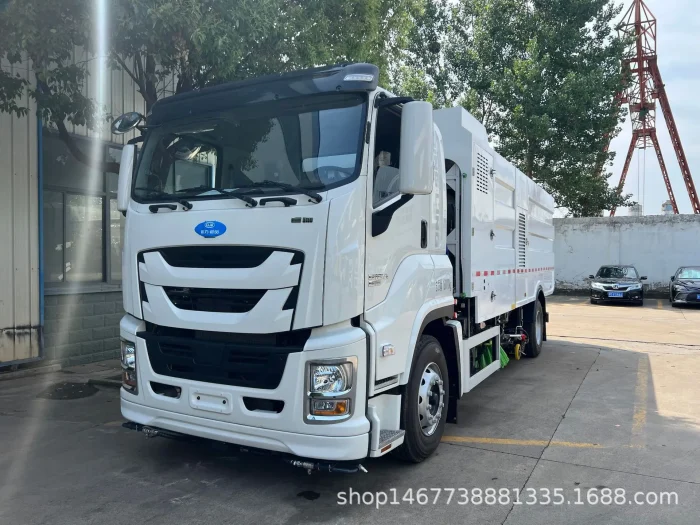 ISUZU 6 Wheelers 4x2 12CBM High Pressure Washing Sweeper Street Road Cleaning Truck - Image 2