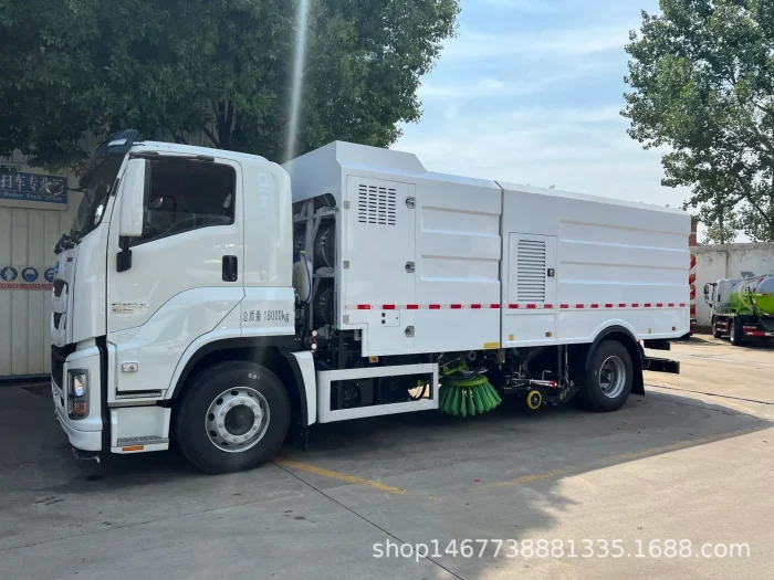 ISUZU 6 Wheelers 4x2 12CBM High Pressure Washing Sweeper Street Road Cleaning Truck