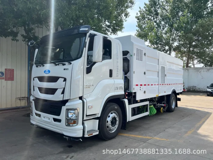ISUZU 6 Wheelers 4x2 12CBM High Pressure Washing Sweeper Street Road Cleaning Truck - Image 4
