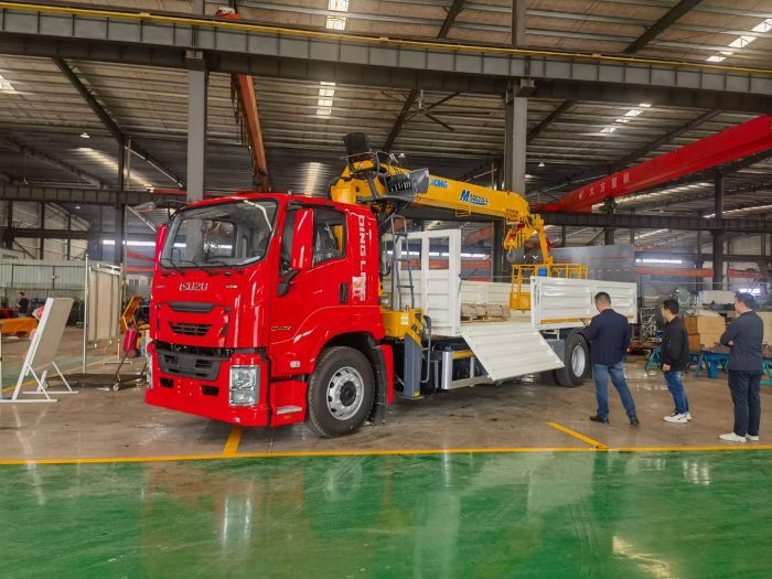 Isuzu Mobile Truck with 10tons Lifting Equipment Truck Mounted Crane - Image 4
