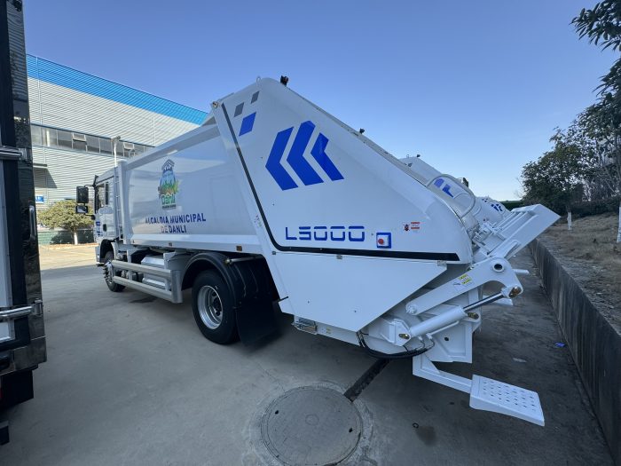 SHACMAN 4X2 8000liters 6tons 8cbm Compactor Garbage Truck - Image 5
