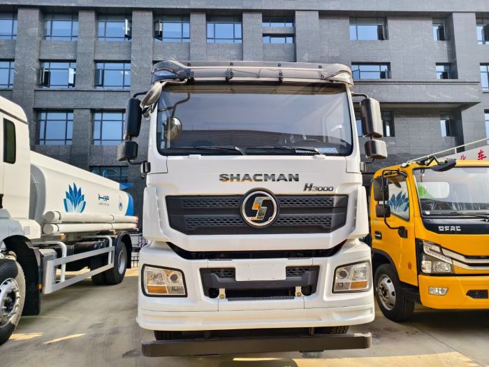 SHACMAN 4x2 10000 Litres Water Distribution Truck - Image 4